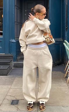 Sweatsuit Winter Outfit, Sweats Airport Outfit, Sporty Athleisure Outfits, Styling Sweatsuit Outfits, Cute Matching Set Outfits, Beige Tracksuit Outfit, Comfortable Airport Outfit Winter, Tracksuit Outfit Aesthetic, Elevated Loungewear Outfits