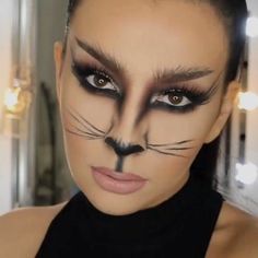 maquillage unique pour halloween pour une femme Cat Face Makeup, Obličejové Masky, Cat Halloween Makeup, Fantasy Make-up, Halloweenský Makeup, Halloween Make-up Looks, Halloween Tutorial, Cat Woman, Face Painting Halloween