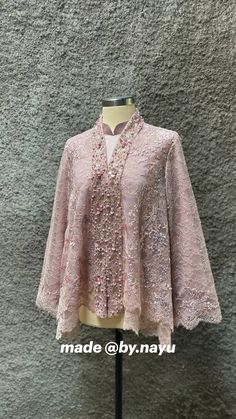 Inspirasi kebaya modern Atasan Brokat Modern, Kebaya Kondangan Hijab, Kebaya Burgundy, Dress Pesta Brokat, Model Kebaya Modern Hijab, Ootd Kebaya, Brokat Kebaya, Renda Kebaya