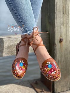 Sandali artigianali dipinti a mano con cravatta wrap around. | Etsy Italia Quinceanera Shoes, Reception Shoes, Painted Shoes Diy, Mexican Sandals, Mexican Fashion, Floral Flats, Hand Painted Shoes