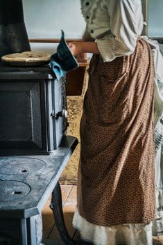 Woman Cooking, Cottagecore Life, Vintage Oven, Prairie Homestead, Farmer Wife, Prairie Style, Green Gables, Historical Fashion