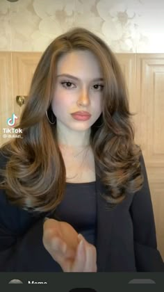 Brunette Old Money Hair, Hair Color For Cold Skin Tone, Old Money Hair Women, Cool Vs Warm Brown Hair, Light Curls Medium Hair, Volume Blowout Long Hair, Formal Party Hairstyles, Big Curls For Medium Hair, Teddy Bear Brunette Hair