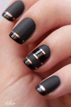 Jouez avec le matt et le brillant de nos vernis China Glaze pour obtenir ce magnifique #nailart ;) Classy Black Nails, Striped Nail Designs, Black Gold Nails, Tape Nail Art, Metallic Nail Art, Nail Tape, Black Nail Art, Gold Nail