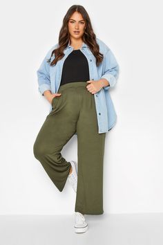 Khaki Pants Outfits For Women, Plus Size Green Pants Outfit, Plus Size Mum Fashion, Plus Size Summer Style, Size 14/16 Outfit Ideas, Size 14/16 Outfits, Outfit Ideas For Plus Size Women, Size 16 Fashion For Women