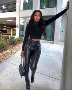 Plus Size Leather Pants, Black Leather Pants, Foto Poses, Looks Black, Baddie Outfits Casual, Teenage Fashion Outfits, Mode Inspiration, Winter Fashion Outfits, Looks Vintage