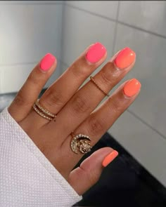 Hot Summer Nails Almond, Short Gel Mani, Cute Summer Nail Colors, Spring Toenail Colors, Square Summer Nails, Nail Colors For Dark Skin, Trendy Short Nails, Nails Funky, Bat Nails