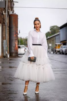 15 Stylish Ideas on What to Wear with a Tulle Skirt White Tulle Skirt Outfit, Skirt And Blazer Outfit, White Tulle Midi Skirt, Puffy Tulle Skirt, Blue Tulle Skirt, Carrie Bradshaw Outfits, Tulle Skirts Outfit, Tulle Skirt Dress