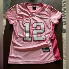 Cute Jersey Outfits For Women, Pink Jersey Outfit, Cute Jersey Outfits, Jersey Top Outfit, Pink T Shirt Outfit, Jersey Outfit Women, Jersey Outfits, Jersey Ideas, Jersey Fits