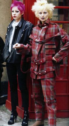 Vivienne Westwood dressed in a typical 70s punk outfit including tartan and straps with her friend in leather and studs. 70s Punk Outfits, 1970s Punk, 70s Mode, Vivienne Westwood Fashion, 80s Punk