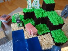 How to make a Minecraft cake - with yoyomax12 Minecraft Cake Ideas, Minecraft Cake Designs, Pastel Minecraft, Diy Minecraft Birthday Party, Cake Minecraft, Costco Cake, Minecraft Party Decorations, Minecraft Birthday Cake, Easy Minecraft Cake