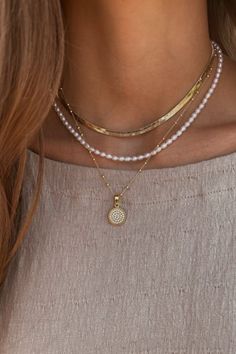 Every Day Accessories, Cute Layering Necklaces, Pearls And Gold Necklace Layered, Layering Pearls And Gold, Gold Chain And Pearl Necklace, Layering Necklaces With Pearls, Pearl Necklace With Gold Chain, Vintage Necklaces Aesthetic, Layered Necklaces With Pearls