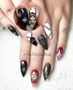 Krampus Christmas nails designs Gothic Holiday Nails, Krampus Nail Art, Creepy Christmas Nails, Krampus Nails, Goth Christmas Nails, Gothic Christmas Nails, Infinity Nails, Matte Nail Art, Plaid Nails