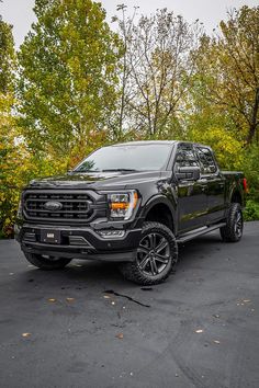 Full vehicle view of a custom 2021 Ford F-150 built for off-road use Truk Ford, Tokyo Drift Cars, Ford Trucks F150, Pickup Car, Pimped Out Cars, Car Chevrolet, Ford Pickup Trucks