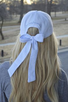 ball cap with a bow......shut up!!!!! Tennis Hat, Lazy Hair, Rangers Game, Preppy Mode, Lauren James, Preppy Southern, Mixed Feelings, Beauty And Fashion, Powerpuff Girls