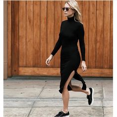 Black Dress With Sneakers, Black Turtleneck Outfit, Black Sneakers Outfit, Sneakers To Work, Style Black Dress, Black Turtleneck Dress, Style Désinvolte Chic, Turtleneck Outfit, Quoi Porter