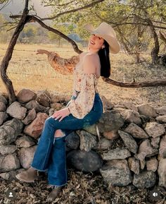 Outfit Rancho Mujer, Vaquera Outfit Mexican Women, Mexican Cowgirl Outfits, Jaripeo Outfits, Western Girl Outfits, Mexico Fashion