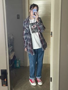 Mom Jeans Outfit Aesthetic, Baggy Outfit Ideas, Baggy Clothes, 90s Fashion Outfits, Outfits With Converse, Feminine Outfit, Looks Vintage