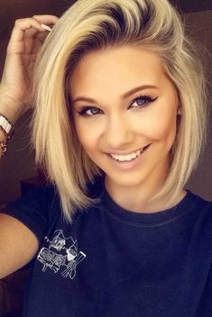 Short hairstyles for round faces are in trend! If you have blonde hair and a round face, check out these 40 hairstyle ideas. Bob Hairstyles For Round Face, Hair 2018, Short Hair Wigs, Long Pixie, Round Face Haircuts, Short Hair Styles For Round Faces, Penteado Cabelo Curto, Short Hairstyle, Round Faces