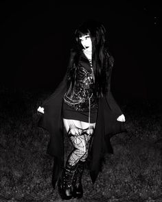 Trad Goth Photoshoot, Goth Poses, Goth Person, Real Goth, Trad Goth Fashion, Goth People