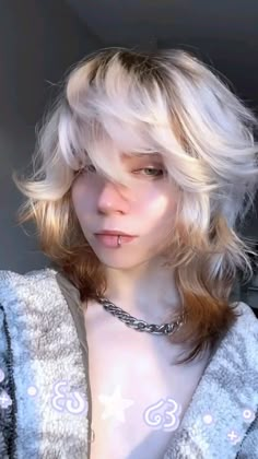 Asymmetrical Highlights, Calico Short Hair, Fox Hair Dye Style, Blonde Calico Hair, Dyed Wolfcut, Alt Hair Dye Ideas, Calico Hair Curly, Rattail Haircut, Fox Cut Hair