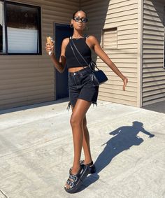 Black Bermuda Shorts Outfit, Black Jean Shorts Outfit, Casual Festival Outfit, Black Festival Outfit, Bermuda Shorts Outfit, High Waisted Shorts Outfit, Jean Short Outfits, Bodysuit Fashion