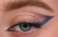 Cassie Eye Makeup Euphoria, Makeup Christmas Looks, Cassie Howard Makeup, Astrology Makeup, Unique Eye Makeup, Celestial Makeup, Make Up Yeux, Sun Makeup, Aesthetic Festival