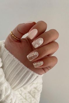 Festive Christmas Nails: Sparkle and Glam New Years Nail Designs, Cute Christmas Nails, Christmas Nails Easy, Christmas Gel Nails, Winter Nail Designs, New Year's Nails, Xmas Nails