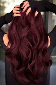 The Trendiest Fall Hair Color Ideas to Spice Up Your Look This Season - Advice From Nobody Red Hair Color Dye Ideas, Maroon Hair With Highlights, Trendy Fall Hair Color, Red Hair Color Ideas, Fall Hair Color Ideas, Dark Red Hair, Burgundy Hair, Hair Dye Colors