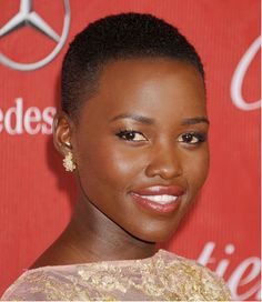 Lupita Nyong'o Order To Apply Makeup, Barely There Makeup, Easy Makeup Ideas, Buzz Cut Hairstyles, No Makeup Look, Prettiest Celebrities, Natural Hair Short, Lupita Nyong