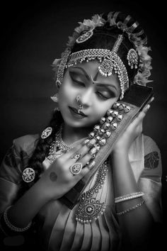 Classical Dancer Photography, Kathak Sketch, Bharatnatyam Drawing, Bharathanatyam Photography, Classical Dance Photography, Bharat Natyam, Bharatanatyam Dancer, Indian Classical Dancer, Bharatanatyam Poses