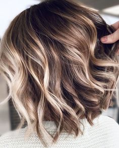 Embracing Elegance: The Beauty of Short Brown Hair Ideas Blonde Fall Hair, Rambut Brunette, Fall Blonde Hair, Brunette Hair With Highlights, Wavy Bob, Short Brown Hair, Brown Hair With Blonde Highlights, Brown Hair Balayage