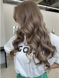 Khaki Hair Color, Milk Tea Beige Hair, Milk Tea Hair Color Balayage, Level 8 Hair Color, Mushroom Bronde, Beige Hair Color, Winter Hair Colors