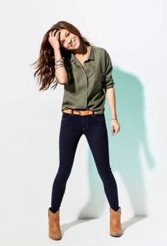 Olive shirt, black pants, and booties || casual outfit. Todo y nada. Para campaña de fotos Green Shirt Outfits, Olive Shirt, Mode Casual, 가을 패션, Green Shirt, Inspiration Mode, Looks Style, Fall Winter Outfits, Outfits Casuales