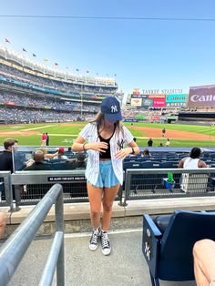 Yankee Jersey Outfit Woman, Yankees Game Aesthetic, Yankee Outfits Women, New York Yankees Outfit, Yankees Aesthetic