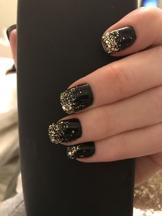 Black polish with gold tips that trickle down the nail. One of my faves! Black And Champagne Nails, Black And Gold Nails Short, Gold Tip Nails, Grad Nails, Gold Glitter Nail Polish, Black Gold Nails, Nye Nails, Black Nails With Glitter, New Years Nail Designs