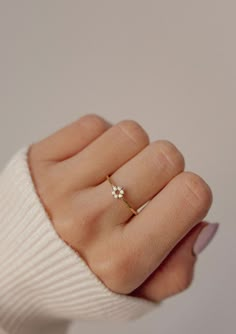 Minimal Rings Minimalist Jewelry, Simple Ring Design, خواتم خطوبة, Tiny Diamond Ring, Hand Jewelry Rings, Pretty Jewelry Necklaces, Gold Rings Fashion, Gold Ring Designs, Ringe Gold