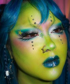 Alien superstars just landed 👽🛸🌟💚 collab with the lovely @babenexttdoor 🫶🏼 . @mehronmakeup paradise AQ pro paint palette + mixing liquid (makes it more transfer proof!) @glisten_cosmetics white spectra base + twilight chroma gloss @kaleidosmakeup limelight epiphany glow liner + agave cloud lab lip clay + black jasmine palette @blendbunnycosmetics blends palette + @donidarkowitz palette @likely.makeup switchblade lashes @getstonned stud pack @onesize gworly pop blush trio @starface . . #... Alien Makeup Looks Halloween, Alien Green Makeup, White Base Makeup Ideas, Venus Flytrap Makeup, Alien Makeup Green, Colorful Drag Makeup, Alien Core Makeup, Alien Makeup Looks Pretty, Alien Halloween Makeup Easy