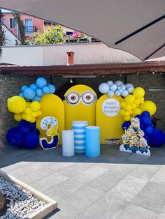 a display with balloons and decorations for a despicable minion themed birthday party