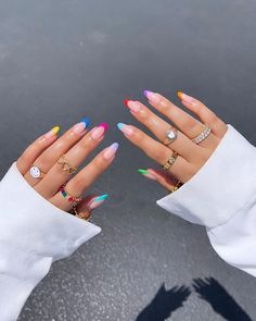 There's a new beauty trend taking over Instagram and it's absolutely stunning. Say hello to "quartz nails". Nails Elegant, Hippie Nails, Summery Nails, Nails Blue, Cute Gel Nails, Blue Spring, Nails Almond, Rainbow Nails, Minimalist Nails