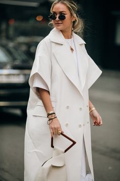 Milan Fashion Week Street Style, Mode Abaya, Moda Chic, Milano Fashion Week, White Coat, Street Style Inspiration, Mode Inspo, 가을 패션