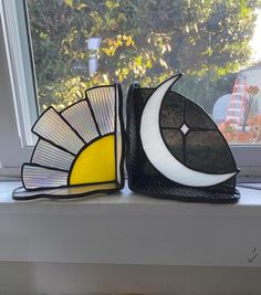 Custom made stained glass bookends. Stained Glass Bookends, 3d Stained Glass Projects, Stained Glass Ideas, Bear Face Drawing, Diy Bookends, Stained Glass Sun, Glass Book, Making Stained Glass