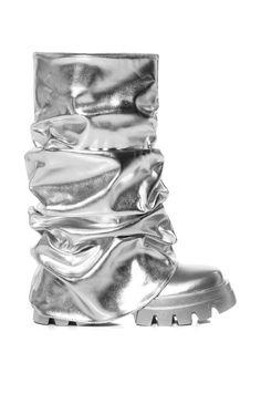 MATE-SILVER CHUNKY FLAT BOOT Chunky Flat Boots, Metallic Boots, Statement Shoe, Shoe Covers, Gold Heels, Chunky Boots, Flat Boots, Color Lines, Shiny Silver