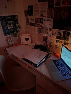 room fall autumn aesthetics homework Fall Homework Aesthetic, High School Fall Aesthetic, Romanticize Homework, Romantasizing School Aesthetic, Romantasize Studying, Fall Studying Aesthetic, Doing Homework Aesthetic, Fall Semester Aesthetic, Hw Motivation