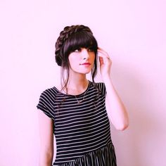 Find out how to master the art of the halo hairstyle and transform your hair into a beautiful and elegant statement. Cute Medium Length Hairstyles, Bang Hair, Pony Hairstyles, New Darlings, Braid Inspiration, Sleek Updo, Braided Bangs, Teacher Clothes