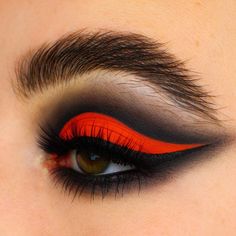 Red Black And Silver Makeup Looks, Red And Black Eyeshadow, Emo Eyeshadow, Goth Eyeshadow, Emo Night, Cheerleading Makeup, October Vibes