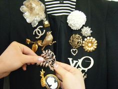 HOW TO WEAR A BROOCH IN DIFFERENT AND MODERN WAYS Diana Fashion, Brooch Necklace, Brooches Handmade, Classy And Fabulous