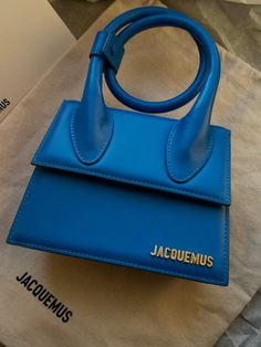 Jacquemus Le Chiquito medium bag, jacquemus moyen bag , blue jacquemus bag, blue chiquito Jacquemus Bag Blue, Jacmousne Bag, Jaqmeous Bag, Bag Jacquemus, Jacquemus Le Chiquito, Wishlist 2024, Medium Bag, Best Handbags