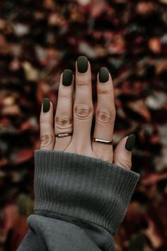 Matte finishes are all the rage, and olive green is a trendy fall color. This combination gives your nails a sophisticated and stylish look. Click to see more and follow us for more fall nails designs. Fall Nails Designs, Plaid Nail Designs, Fall Nail Trends, Nails Trends, Plaid Nails, Traditional Tattoo Design, Nails Design With Rhinestones, Burgundy Nails