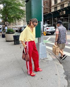 Midsize Fashion Spring 2024, How To Style Adidas Joggers, London Street Style 2024, Ootd Sport, Outfit Pantalon Rojo, Red Adidas Pants, Trends Ss24, Styling Joggers, Adidas Track Pants Outfit