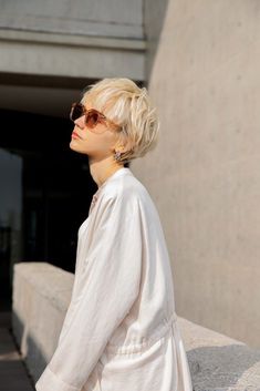 Cute Blonde Pixie Haircut, White Hair Short, Hair Face Framing, Short Hair Cuts For Round Faces, Face Framing Curtain Bangs, Blonde Pixie Haircut, Shot Hair Styles, Round Face Haircuts, Short Blonde Hair